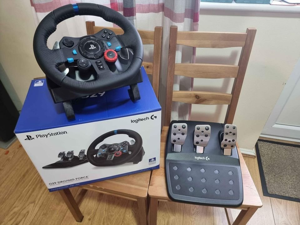 Logitech G920 Driving Force Racing Wheel and Floor Pedals