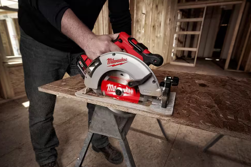 Milwaukee M18 18V Lithium-Ion Brushless Cordless 7-1/4 in. Circular Saw