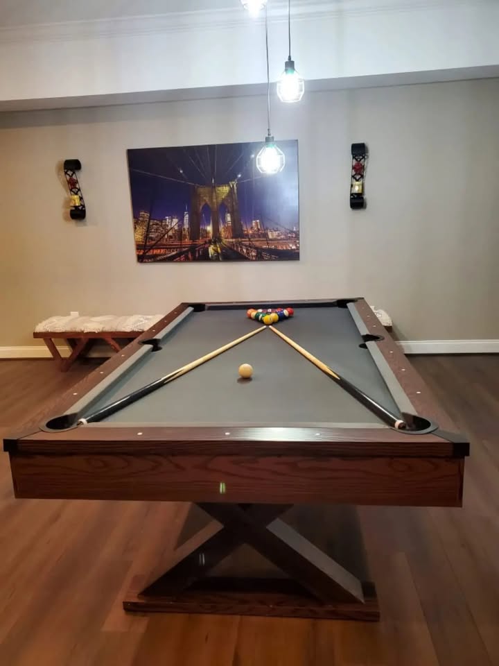 Professional Grade Billiard Tables Pool Table, Scratch Resistant Luster Long Finish